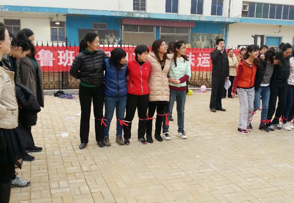 2014年3月7日，公司全體女職工以昂揚的斗志，飽滿的精神狀態(tài)，參加了金魯班集團組織的第一屆趣味運動會，并參與了跳繩、拔河、踢毽子等7個項目的比賽，包攬了踢毽子前三名的傲人戰(zhàn)績，拔河獲第二名。