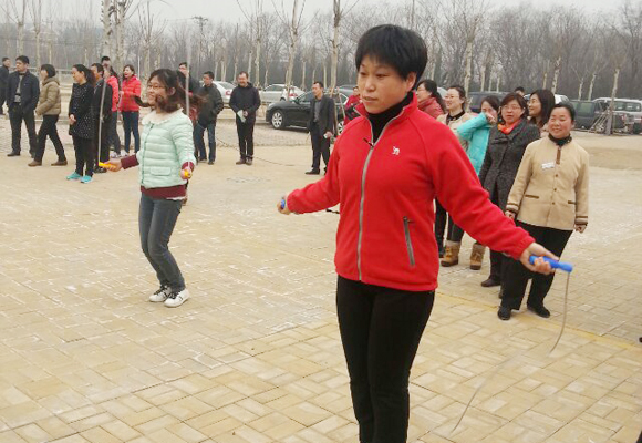 2014年3月7日，公司全體女職工以昂揚的斗志，飽滿的精神狀態(tài)，參加了金魯班集團組織的第一屆趣味運動會，并參與了跳繩、拔河、踢毽子等7個項目的比賽，包攬了踢毽子前三名的傲人戰(zhàn)績，拔河獲第二名。